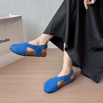 Γυναικεία φλατ σανδάλια Birkenstocks με ρετρό λευκά λουράκια και σταυρωτό λουράκι για το καλοκαίρι του 2025, από δέρμα σε ματ απόχρωση.