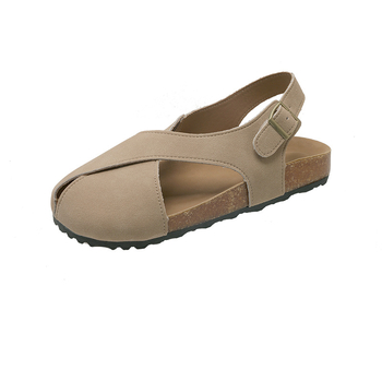 Γυναικεία φλατ σανδάλια Birkenstocks με ρετρό λευκά λουράκια και σταυρωτό λουράκι για το καλοκαίρι του 2025, από δέρμα σε ματ απόχρωση.