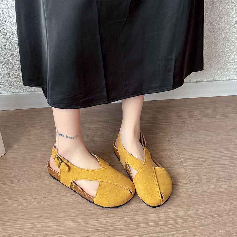 Letné nové retro sandále Birkenstocks s bielym krížovým remienkom a prackou, okrúhlou špičkou, z matnej kože