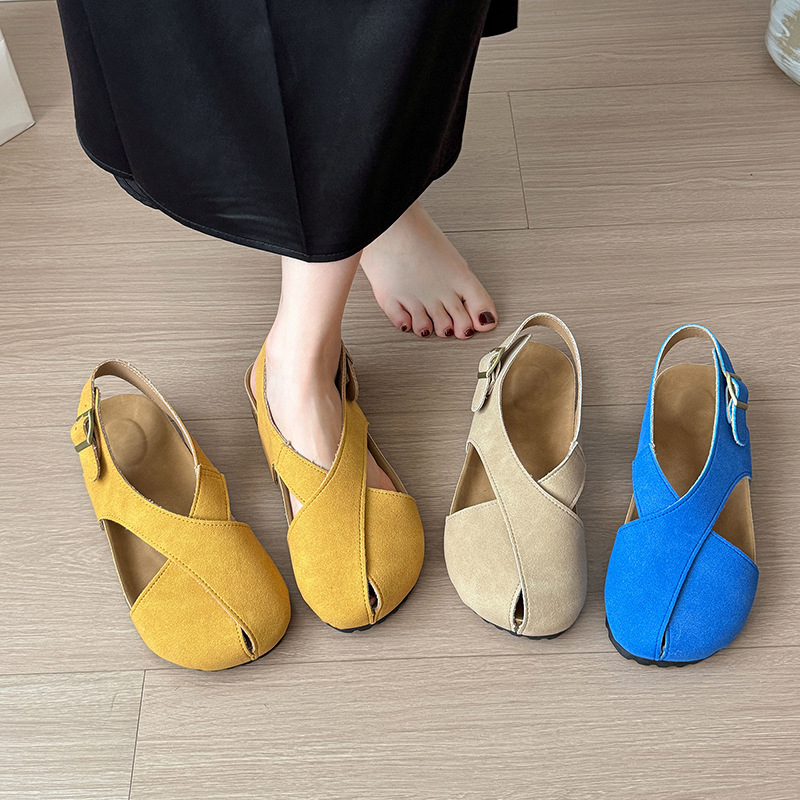 Γυναικεία φλατ σανδάλια Birkenstocks με ρετρό λευκά λουράκια και σταυρωτό λουράκι για το καλοκαίρι του 2025, από δέρμα σε ματ απόχρωση.