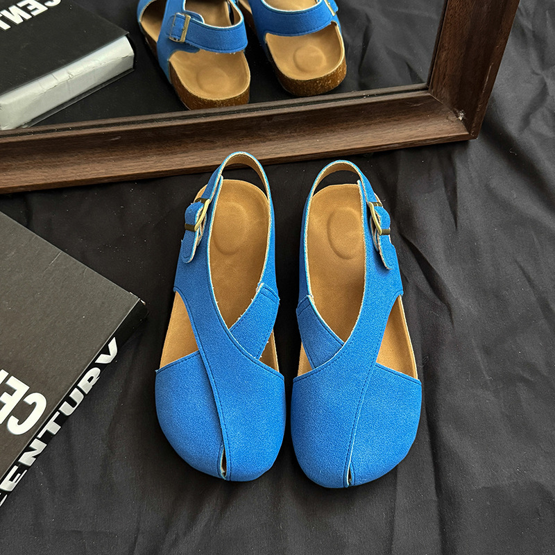 Γυναικεία φλατ σανδάλια Birkenstocks με ρετρό λευκά λουράκια και σταυρωτό λουράκι για το καλοκαίρι του 2025, από δέρμα σε ματ απόχρωση.