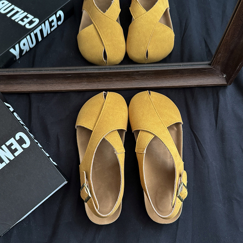 Γυναικεία φλατ σανδάλια Birkenstocks με ρετρό λευκά λουράκια και σταυρωτό λουράκι για το καλοκαίρι του 2025, από δέρμα σε ματ απόχρωση.