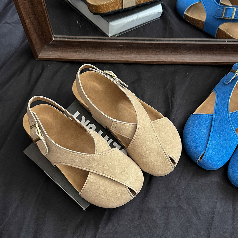 Γυναικεία φλατ σανδάλια Birkenstocks με ρετρό λευκά λουράκια και σταυρωτό λουράκι για το καλοκαίρι του 2025, από δέρμα σε ματ απόχρωση.