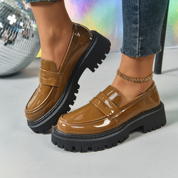 Didelių dydžių mokasinai moterims, nauji britiško stiliaus apvaliu nosimi, universalūs užsegami japoniško stiliaus storapadiai maži odiniai bateliai moterims. Tarpvalstybinė užsienio prekyba.