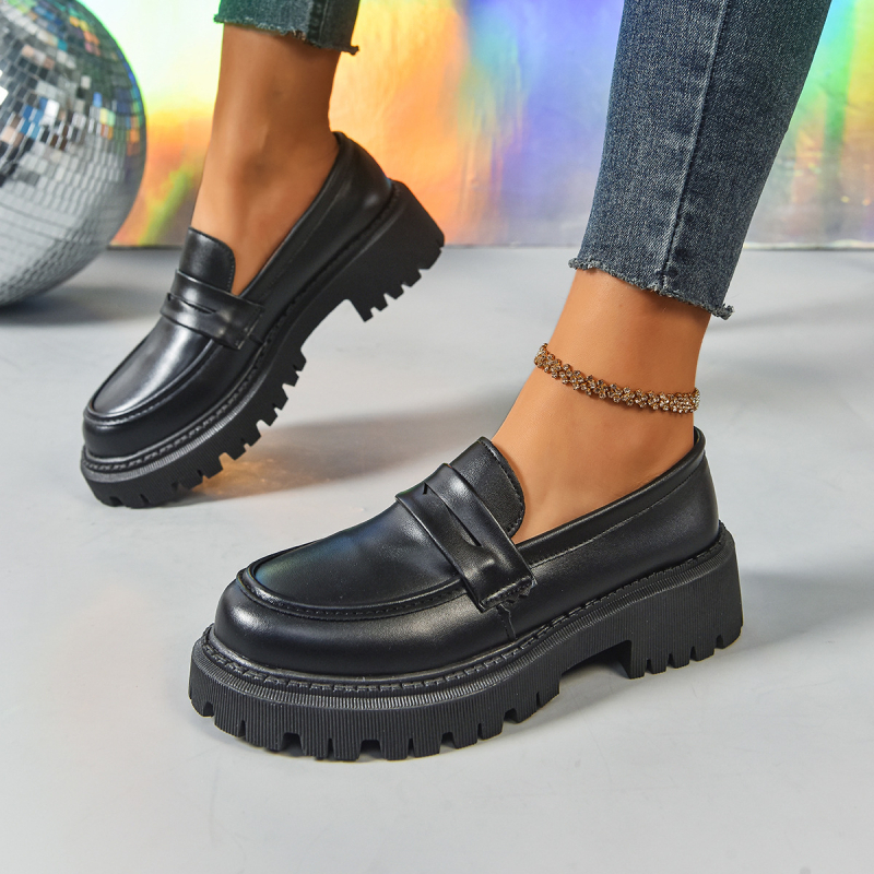 Didelių dydžių mokasinai moterims, nauji britiško stiliaus apvaliu nosimi, universalūs užsegami japoniško stiliaus storapadiai maži odiniai bateliai moterims. Tarpvalstybinė užsienio prekyba.