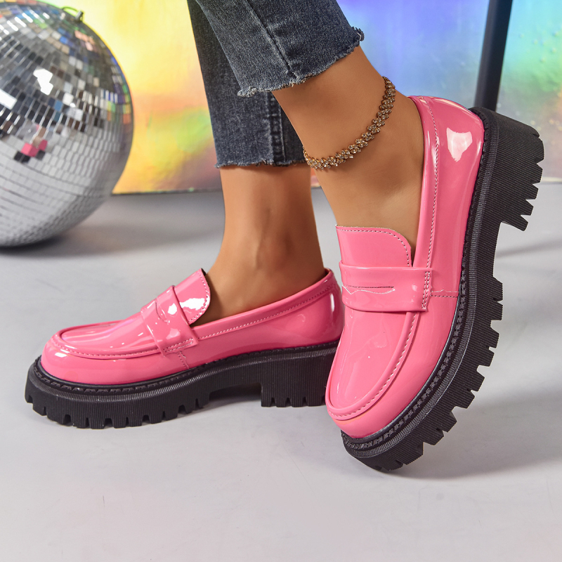 Didelių dydžių mokasinai moterims, nauji britiško stiliaus apvaliu nosimi, universalūs užsegami japoniško stiliaus storapadiai maži odiniai bateliai moterims. Tarpvalstybinė užsienio prekyba.