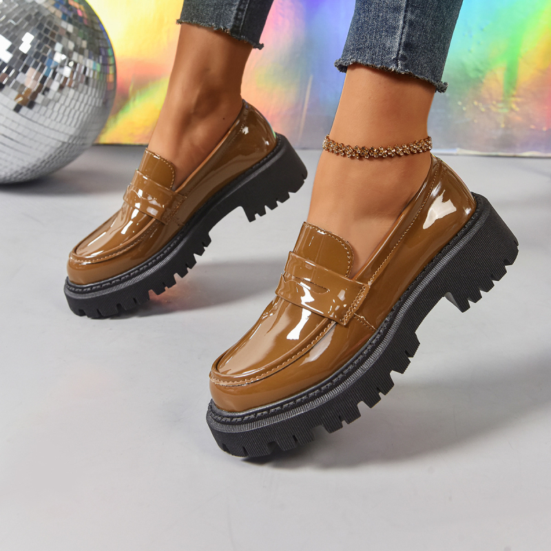 Didelių dydžių mokasinai moterims, nauji britiško stiliaus apvaliu nosimi, universalūs užsegami japoniško stiliaus storapadiai maži odiniai bateliai moterims. Tarpvalstybinė užsienio prekyba.