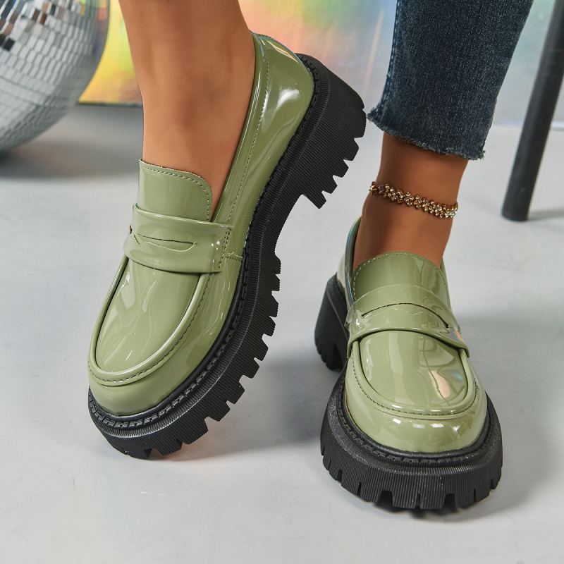 Didelių dydžių mokasinai moterims, nauji britiško stiliaus apvaliu nosimi, universalūs užsegami japoniško stiliaus storapadiai maži odiniai bateliai moterims. Tarpvalstybinė užsienio prekyba.