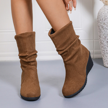 Ženske čizme za jesen i zimu 2025., nove europske i američke izvozne čizme s okruglim vrhom, klinastom petom i rukavima, udobne čizme s hrpom, velike veličine
