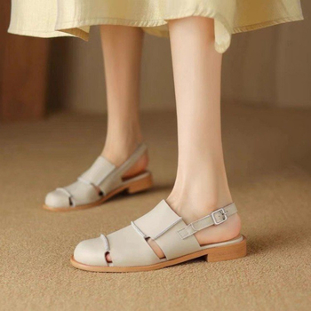 Νέα κινέζικα στυλ ρετρό γυναικεία σανδάλια Baotou με δάχτυλα, καλοκαιρινά παπούτσια 2025, όλα σε ματς, από μαλακό δέρμα, με κοίλο τελείωμα και λαβή από μαλακό δέρμα, ρωμαϊκά παπούτσια