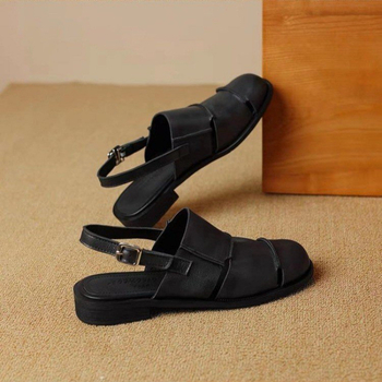 Νέα κινέζικα στυλ ρετρό γυναικεία σανδάλια Baotou με δάχτυλα, καλοκαιρινά παπούτσια 2025, όλα σε ματς, από μαλακό δέρμα, με κοίλο τελείωμα και λαβή από μαλακό δέρμα, ρωμαϊκά παπούτσια