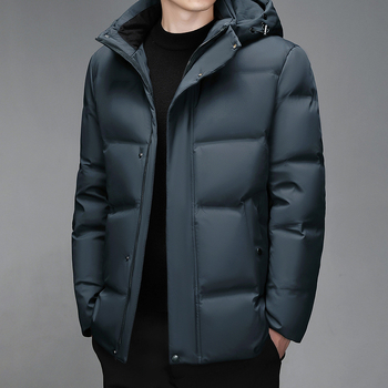 Vidutinio ir pagyvenusio amžiaus vyriška pūkinė striukė, skirta vidutinio ir ilgo tėvo žiemai, balta anties pūkai, sustorinti tėvo senelio dideliais netikriais plaukais