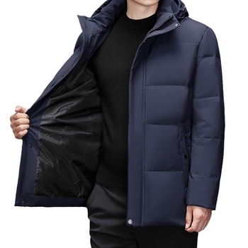 Vidutinio ir pagyvenusio amžiaus vyriška pūkinė striukė, skirta vidutinio ir ilgo tėvo žiemai, balta anties pūkai, sustorinti tėvo senelio dideliais netikriais plaukais