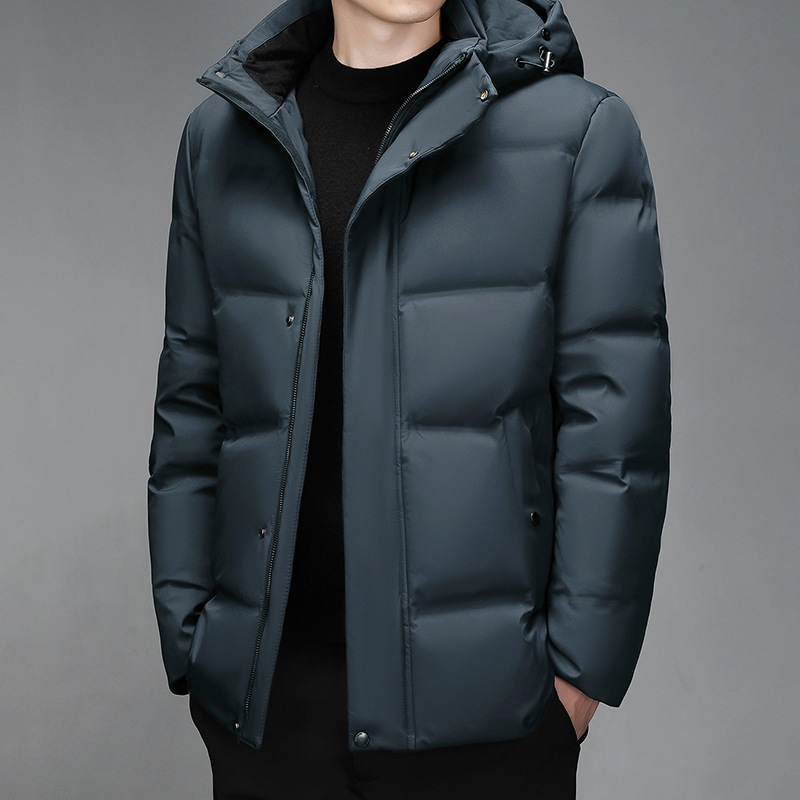 Vidutinio ir pagyvenusio amžiaus vyriška pūkinė striukė, skirta vidutinio ir ilgo tėvo žiemai, balta anties pūkai, sustorinti tėvo senelio dideliais netikriais plaukais