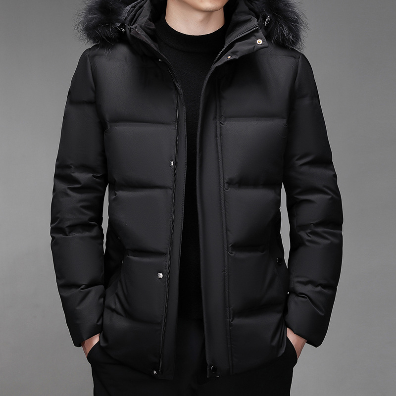 Vidutinio ir pagyvenusio amžiaus vyriška pūkinė striukė, skirta vidutinio ir ilgo tėvo žiemai, balta anties pūkai, sustorinti tėvo senelio dideliais netikriais plaukais