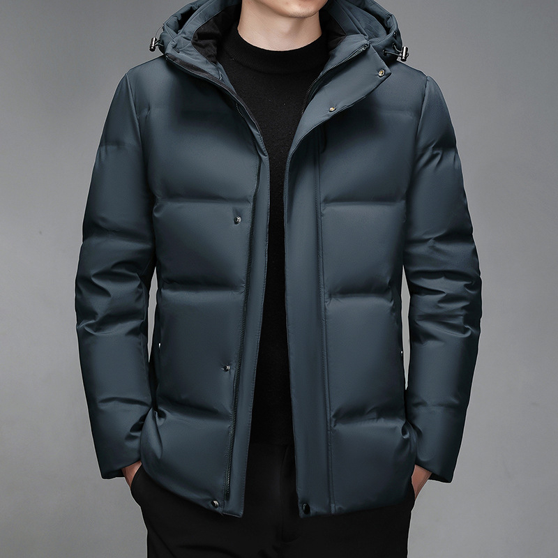 Vidutinio ir pagyvenusio amžiaus vyriška pūkinė striukė, skirta vidutinio ir ilgo tėvo žiemai, balta anties pūkai, sustorinti tėvo senelio dideliais netikriais plaukais