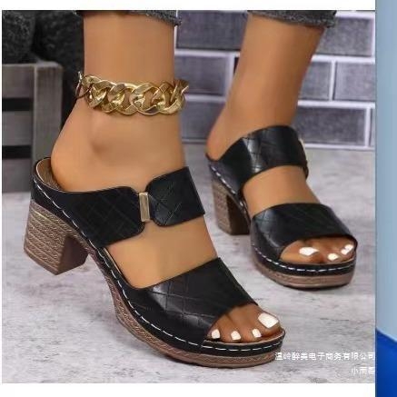 Europos ir Amerikos užsienio prekybos plius dydžio atviros nosies aukštakulnės šlepetės moterims, tarpvalstybinės naujos šiurkščios kulno modelio mados basutės ir šlepetės