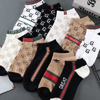 Vyriškos kojinės. Vasarinės plonos sportinės dezodorantai. Prakaitą sugeriančios. Lengviausiai tinkančios rungtynėms. Žemo kirpimo, kvėpuojančios, trumpo vamzdelio. Madingos vyriškos kojinės valtims.