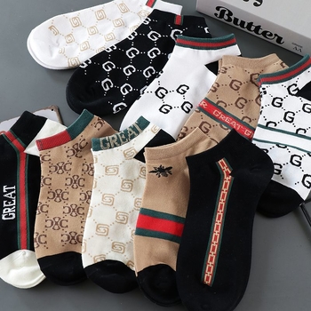 Vyriškos kojinės. Vasarinės plonos sportinės dezodorantai. Prakaitą sugeriančios. Lengviausiai tinkančios rungtynėms. Žemo kirpimo, kvėpuojančios, trumpo vamzdelio. Madingos vyriškos kojinės valtims.