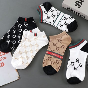 Vyriškos kojinės. Vasarinės plonos sportinės dezodorantai. Prakaitą sugeriančios. Lengviausiai tinkančios rungtynėms. Žemo kirpimo, kvėpuojančios, trumpo vamzdelio. Madingos vyriškos kojinės valtims.