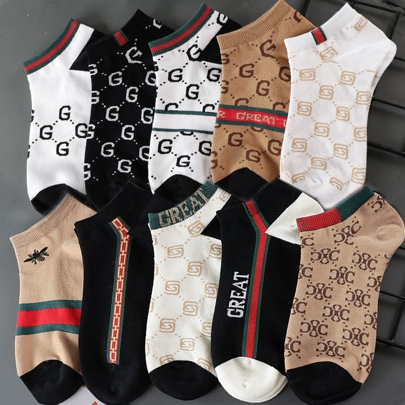 Vyriškos kojinės. Vasarinės plonos sportinės dezodorantai. Prakaitą sugeriančios. Lengviausiai tinkančios rungtynėms. Žemo kirpimo, kvėpuojančios, trumpo vamzdelio. Madingos vyriškos kojinės valtims.