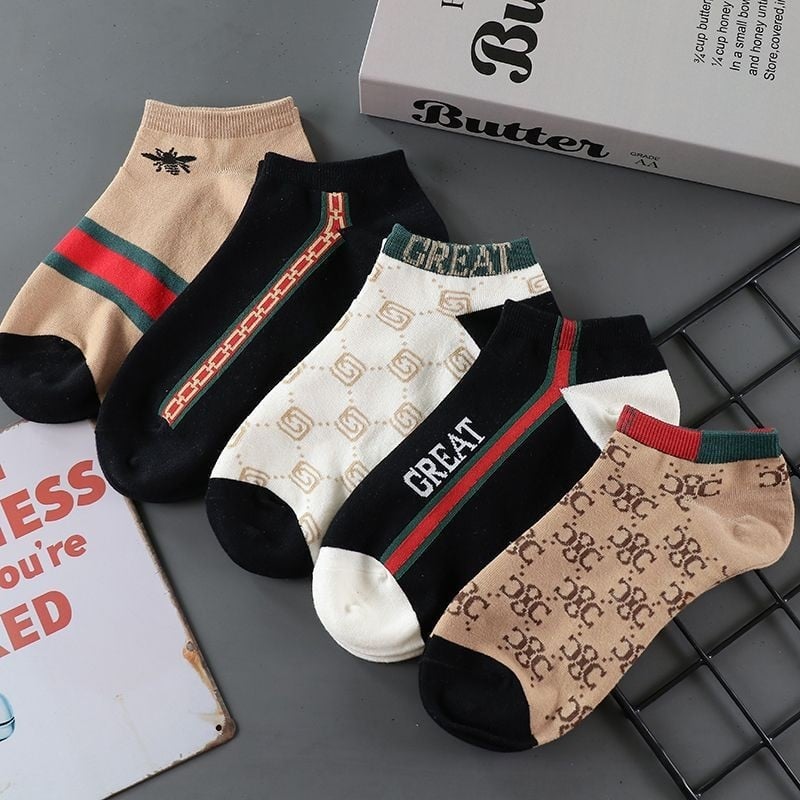 Vyriškos kojinės. Vasarinės plonos sportinės dezodorantai. Prakaitą sugeriančios. Lengviausiai tinkančios rungtynėms. Žemo kirpimo, kvėpuojančios, trumpo vamzdelio. Madingos vyriškos kojinės valtims.