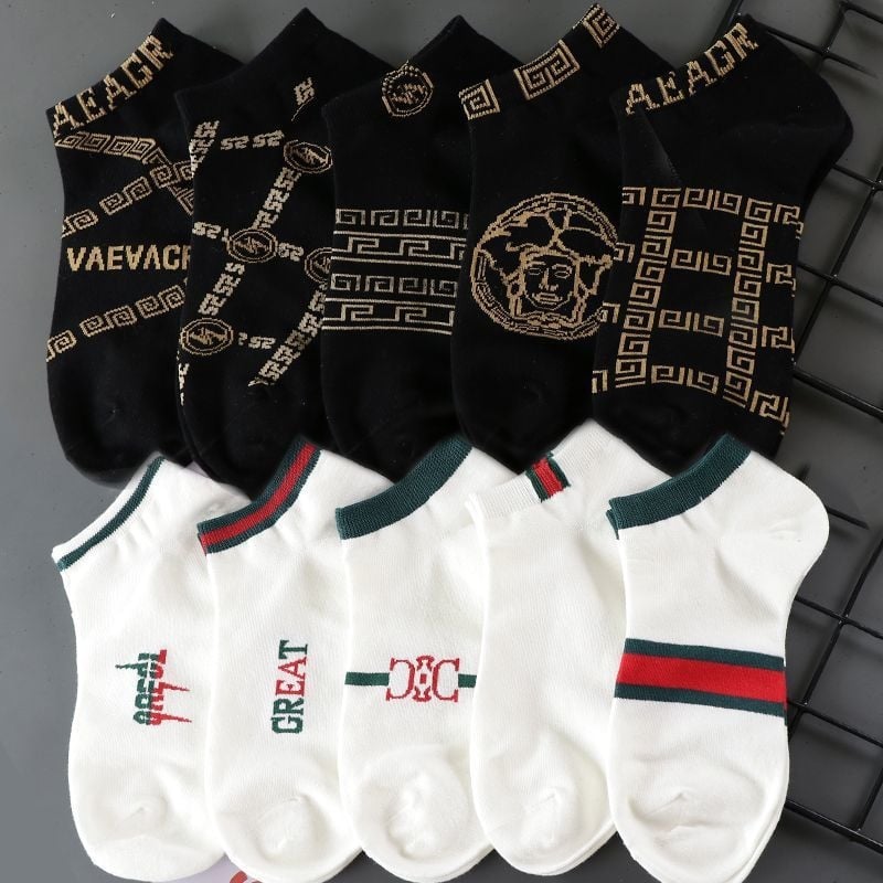 Vyriškos kojinės. Vasarinės plonos sportinės dezodorantai. Prakaitą sugeriančios. Lengviausiai tinkančios rungtynėms. Žemo kirpimo, kvėpuojančios, trumpo vamzdelio. Madingos vyriškos kojinės valtims.