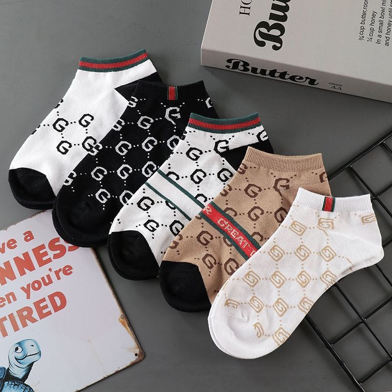 Vyriškos kojinės. Vasarinės plonos sportinės dezodorantai. Prakaitą sugeriančios. Lengviausiai tinkančios rungtynėms. Žemo kirpimo, kvėpuojančios, trumpo vamzdelio. Madingos vyriškos kojinės valtims.