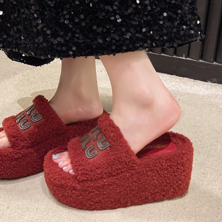 Krznene papuče s debelim potplatom za žensku vanjsku odjeću 2024. Nove jesenske i zimske modne plišane krznene popularne kućne pamučne papuče s jednom riječi