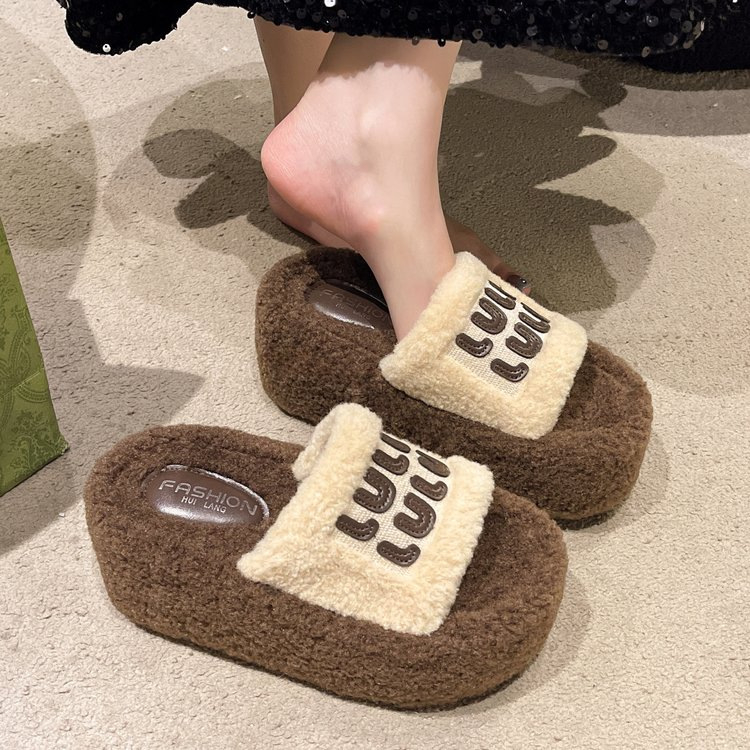 Krznene papuče s debelim potplatom za žensku vanjsku odjeću 2024. Nove jesenske i zimske modne plišane krznene popularne kućne pamučne papuče s jednom riječi