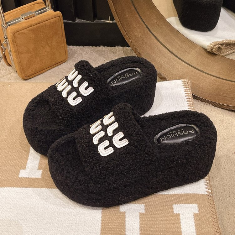 Krznene papuče s debelim potplatom za žensku vanjsku odjeću 2024. Nove jesenske i zimske modne plišane krznene popularne kućne pamučne papuče s jednom riječi