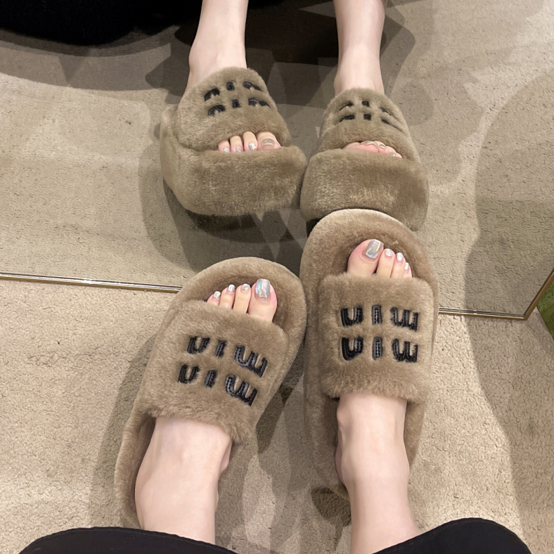Krznene papuče s debelim potplatom za žensku vanjsku odjeću 2024. Nove jesenske i zimske modne plišane krznene popularne kućne pamučne papuče s jednom riječi
