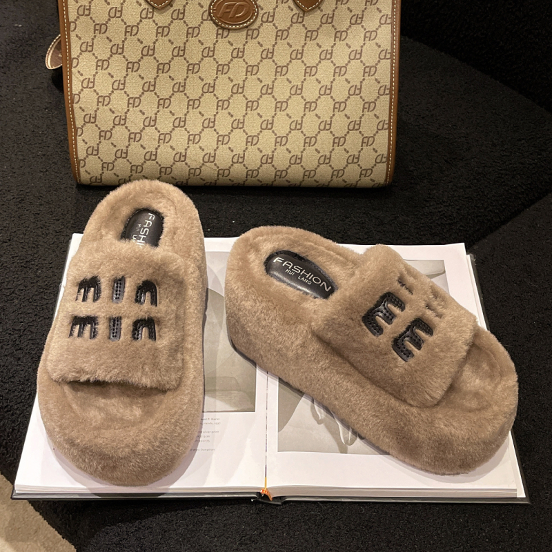 Krznene papuče s debelim potplatom za žensku vanjsku odjeću 2024. Nove jesenske i zimske modne plišane krznene popularne kućne pamučne papuče s jednom riječi
