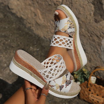 Naujos, plius dydžio, 43 dydžio, tarpvalstybinės užsienio prekybos pleišto formos šlepetės moterims, Europos ir Jungtinių Valstijų, kanapių virvės padu, storu padu, žuvies formos basutės moterims, urmu sandėlyje.