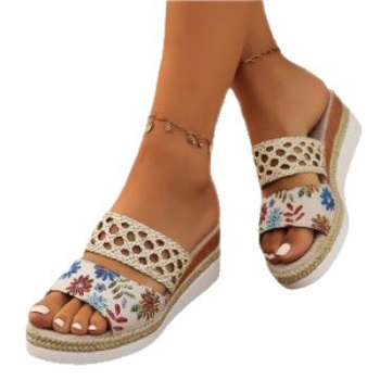 Naujos, plius dydžio, 43 dydžio, tarpvalstybinės užsienio prekybos pleišto formos šlepetės moterims, Europos ir Jungtinių Valstijų, kanapių virvės padu, storu padu, žuvies formos basutės moterims, urmu sandėlyje.