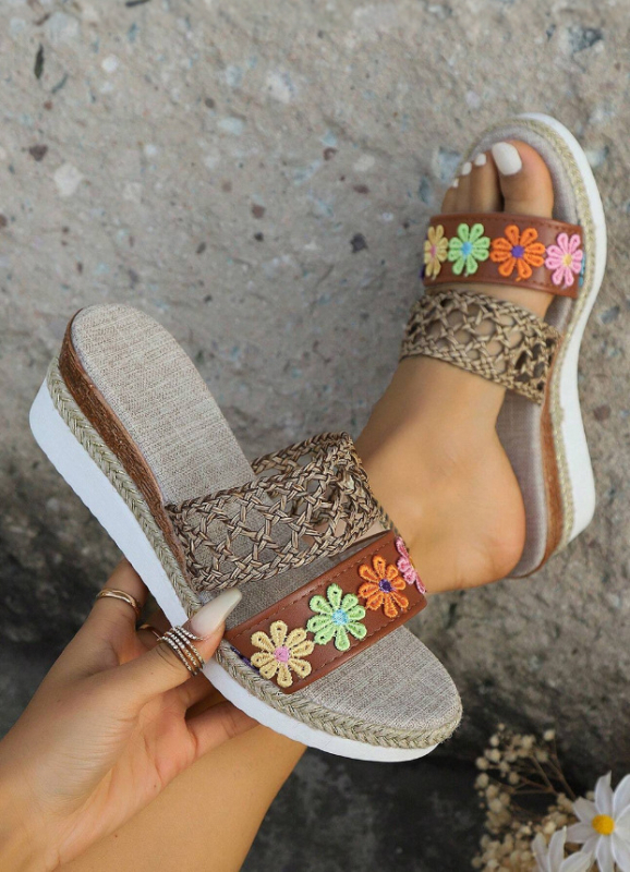 Naujos, plius dydžio, 43 dydžio, tarpvalstybinės užsienio prekybos pleišto formos šlepetės moterims, Europos ir Jungtinių Valstijų, kanapių virvės padu, storu padu, žuvies formos basutės moterims, urmu sandėlyje.