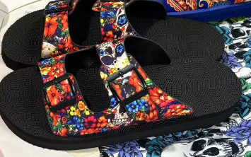 24 Sandale de vară noi pentru femei, mărime mare, cu talpă groasă, cu un singur cuvânt, cu două rânduri de nasturi, care se potrivesc cu culorile, sandale de plajă europene și americane, casual, pentru exterior