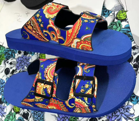 24 Sandale de vară noi pentru femei, mărime mare, cu talpă groasă, cu un singur cuvânt, cu două rânduri de nasturi, care se potrivesc cu culorile, sandale de plajă europene și americane, casual, pentru exterior