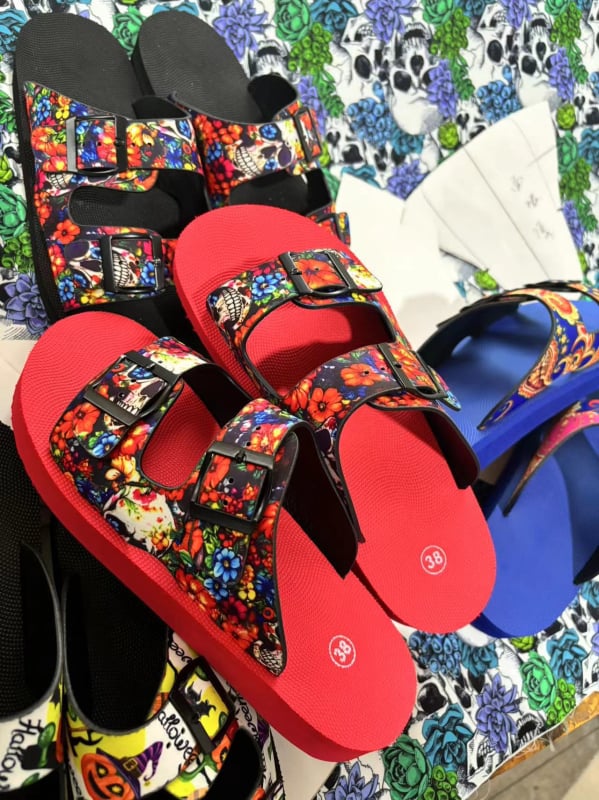 24 Sandale de vară noi pentru femei, mărime mare, cu talpă groasă, cu un singur cuvânt, cu două rânduri de nasturi, care se potrivesc cu culorile, sandale de plajă europene și americane, casual, pentru exterior