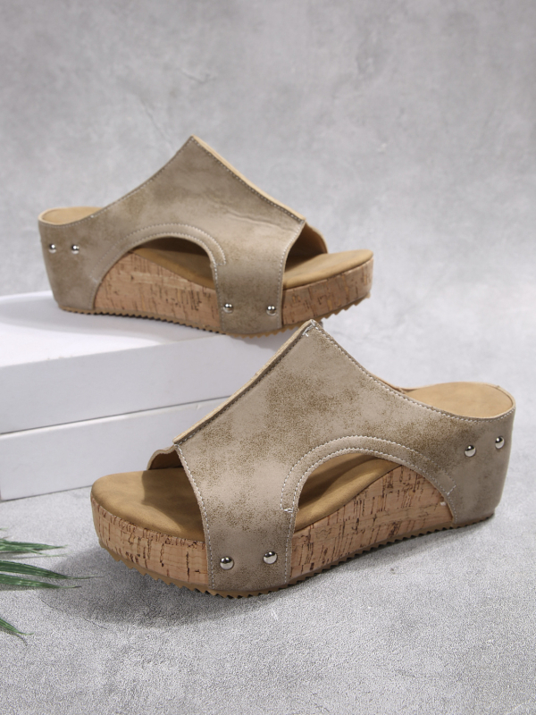 Лято 2025 нови трансгранични директни доставки на външна търговия плюс размер дамски клинови чехли риба уста дебело дъно сандали с нитове на едро