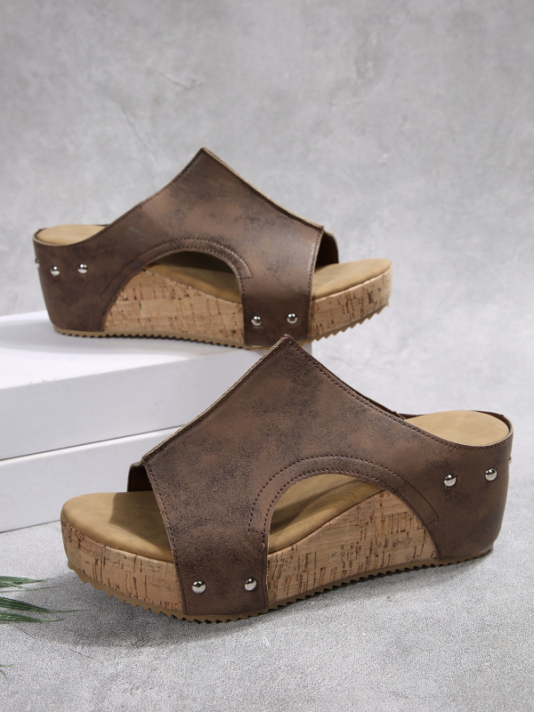 Лято 2025 нови трансгранични директни доставки на външна търговия плюс размер дамски клинови чехли риба уста дебело дъно сандали с нитове на едро