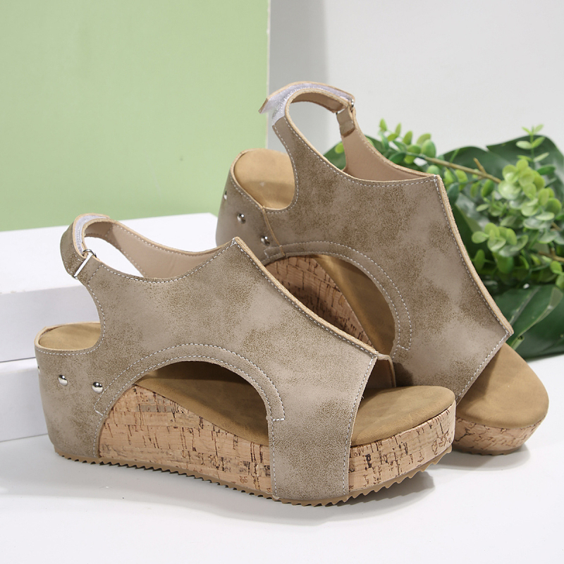 Лято 2025 нови трансгранични директни доставки на външна търговия плюс размер дамски клинови чехли риба уста дебело дъно сандали с нитове на едро