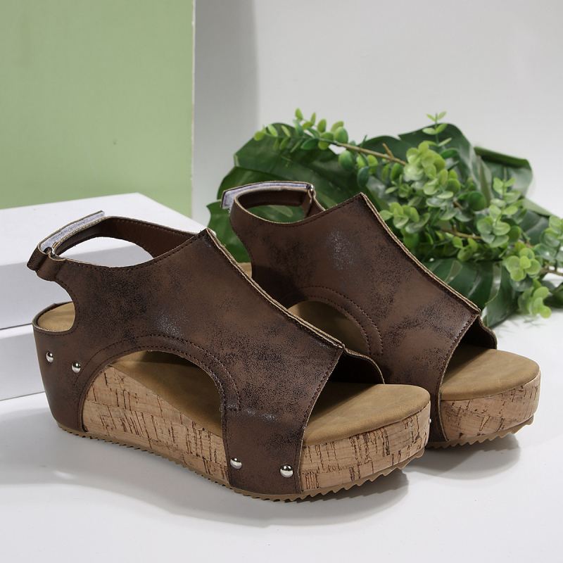 Лято 2025 нови трансгранични директни доставки на външна търговия плюс размер дамски клинови чехли риба уста дебело дъно сандали с нитове на едро