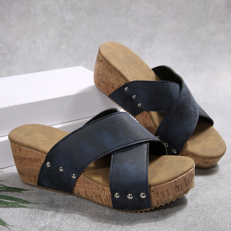 Лято 2025 нови трансгранични директни доставки на външна търговия плюс размер дамски клинови чехли риба уста дебело дъно сандали с нитове на едро