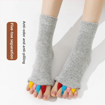 Tarptautinės japoniškos ir korėjietiškos spalvotos jogos kojinės su atviromis pirštais, skirtos nykščio valgus korekcijai.