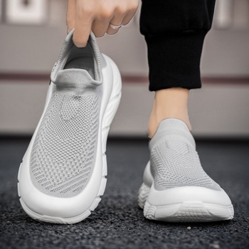 Vyriški sportiniai ir laisvalaikio bateliai su minkštapadžiais kojiniais, vasariniai, kvėpuojantys, austi tinkleliai, užmaunami.