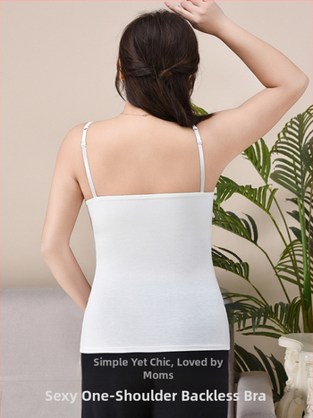 Plius dydžio liemenėlė su krūtinės įdėklu, moteriška nedėvima liemenėlė, reguliuojamo dydžio apatiniai, vientisa liemenėlė, vidinė apkūni mergina.