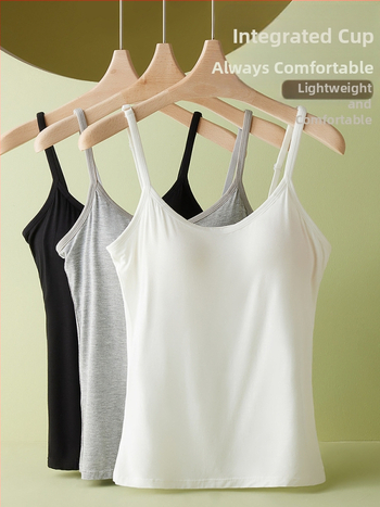 Plius dydžio liemenėlė su krūtinės įdėklu, moteriška nedėvima liemenėlė, reguliuojamo dydžio apatiniai, vientisa liemenėlė, vidinė apkūni mergina.