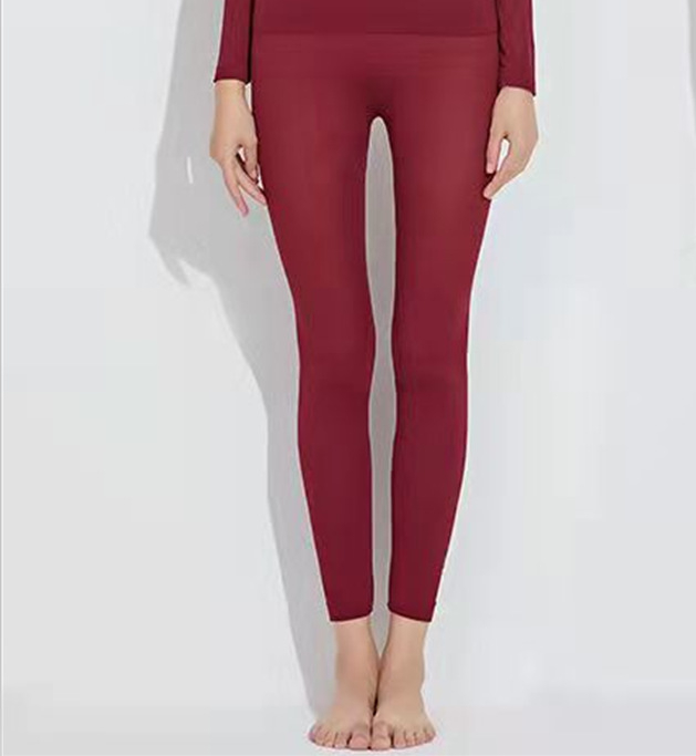 Terminiai apatiniai, pastovios temperatūros, nematomas pagrindas, moteriškas kūnas, itin plonas, šilumai aptemptas, didelio dydžio, odos grožio drabužiai, rudens drabužiai ir kelnės.