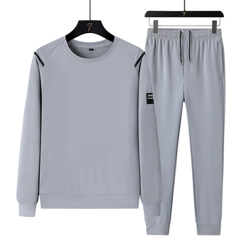 Vabaaja hea ümara kaelusega jakk, kardigan, sügisene pikkade varrukatega top-püksid, sõnadega, kolmeosaline meeste sportlik ülikond laos.